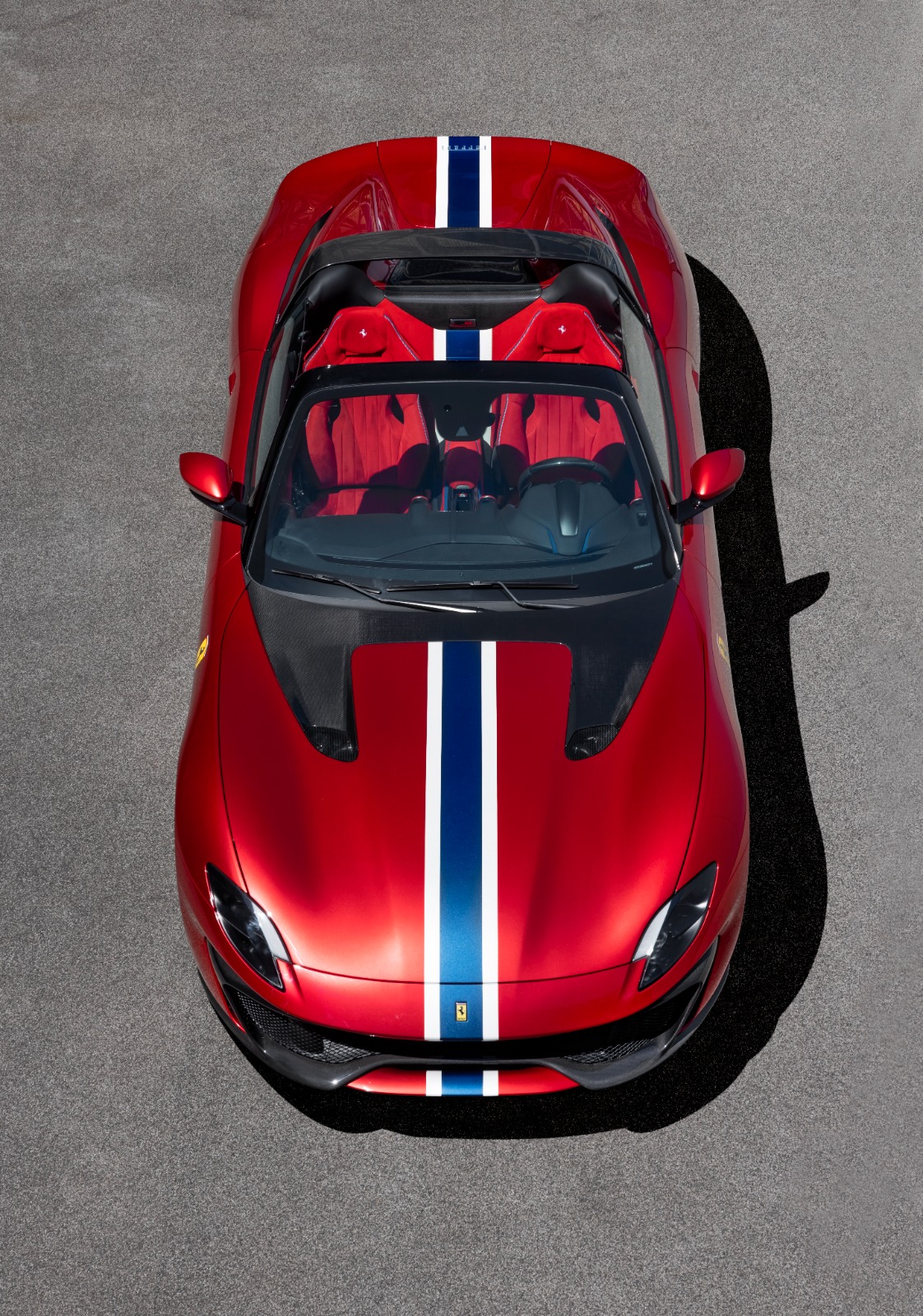 Ferrari rouge vue du dessus avec bandes bleu-blanc